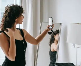 Un mari reçoit une photo de sa femme, mais demande immédiatement le divorce.