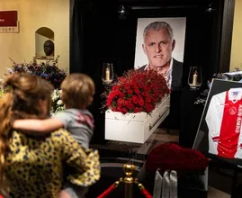 Familie Peter R. de Vries ontroerd door enorme belangstelling bij publiek afscheid