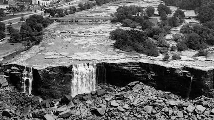 Découverte incroyable après l'assèchement des chutes du Niagara en 1969