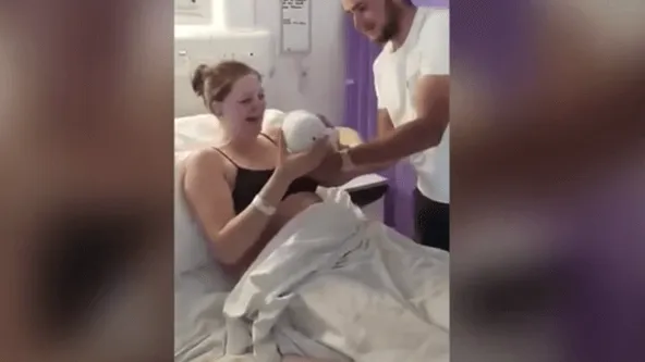 VIDEO: Vriend geeft pasgeboren baby aan de moeder, ze schrikt zich kapot als ze het rompertje leest!