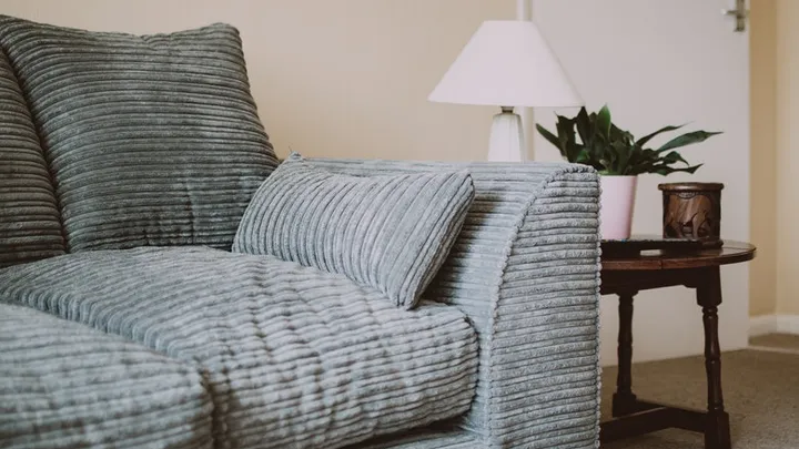 Woman discovers unpleasant surprise on family photo, immediately files for divorce