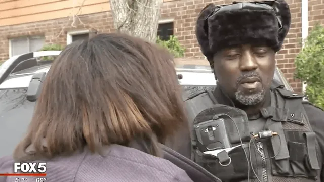 Deze bewaker bij 'Waffle House' ziet deze huilende man met zoontje en wat hij dan doet.. Respect!