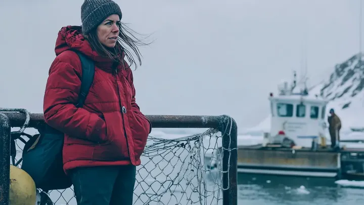 Un oso polar intenta llamar la atención de un barco pesquero. Cuando la tripulación se da cuenta del motivo, bajan un barco de rescate