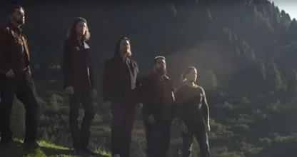 Un a capella de voces masculinas en l medio de las montañas. Escucha estas sensacionales voces.