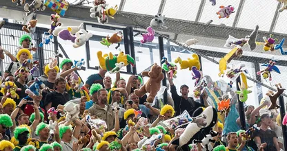 VIDEO: wat deze voetbalsupporters voor honderden zieke kindjes deden verdient echt 1000 likes, wat een toppers! Zo kan voetbal ook zijn!