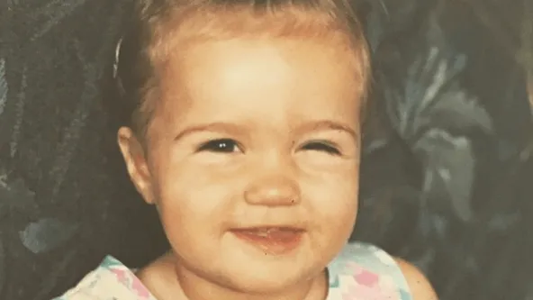 Rara wie is het: herken jij deze bekende soapactrice op een schattige oude babyfoto?