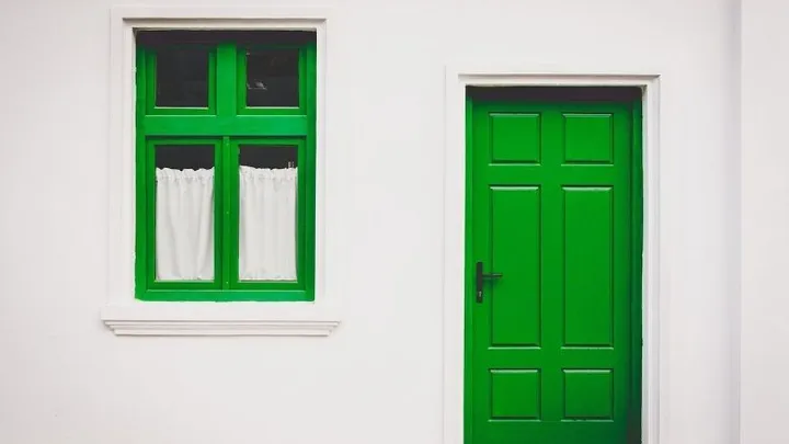 Un couple a caché un grand secret derrière cette porte de garage - jusqu'à ce que les autorités découvrent leur plan.
