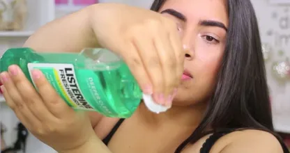 Aus diesem Grund solltest du Listerine unter deine Achseln reiben