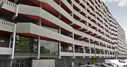 DEZE vrouw is gestoken en bespoten met bijtend middel; politie zoekt naar getuigen! Delen svp!