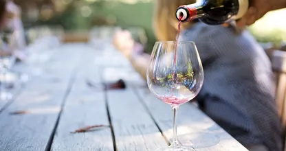 Schenk dir ein Glas ein! Der mäßige Alkoholtrinker lebt nämlich länger!