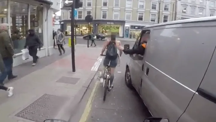 DEZE fietsende vrouw neemt wraak op bestuurder na seksistische opmerkingen.. En hoe ze dat doet? Fantastisch!