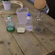 Maak je vazen en flessen glashelder schoon met deze simpele truc