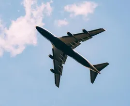 Toch nog op vliegvakantie? Prijzen vliegtickets laten forse daling zien