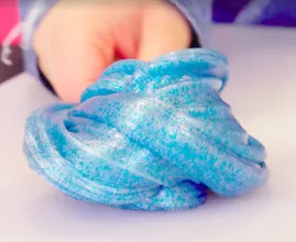 Zo maak je glitterslijm: Leuk om met kinderen te maken!