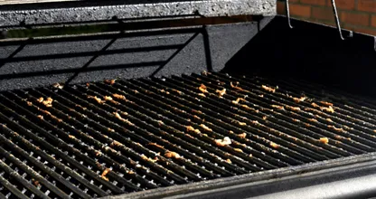 Dankzij deze truc verwijder je aangekoekte etensresten op je barbecuerooster zonder moeite