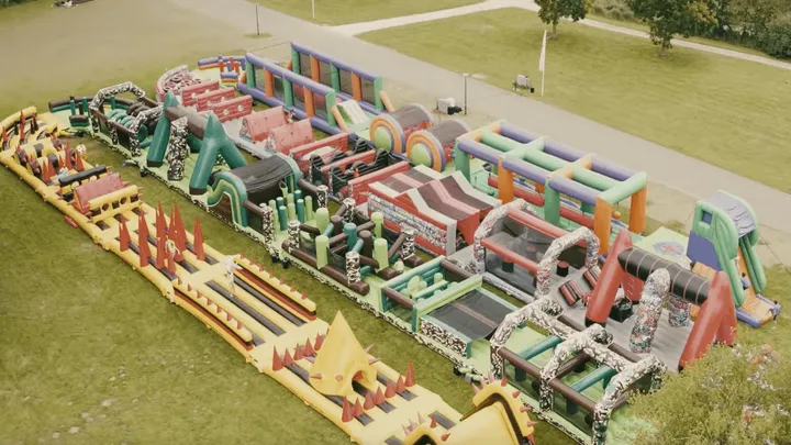 Op deze plek komt het grootste springkasteel ter wereld en het is dichterbij dan je denkt…