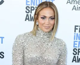 12 photos démontrant que J.Lo ne peut pas avoir 51 ans