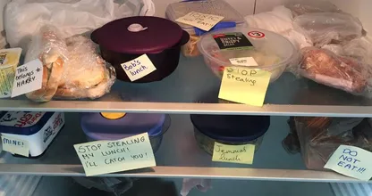 Deze vrouw neemt op briljante wijze wraak op haar stelende collega! Moet 'ie maar van haar spullen afblijven!