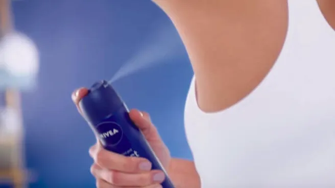 Witte of gele deodorantstrepen in je kleding? Zo krijg je ze er weer uit!