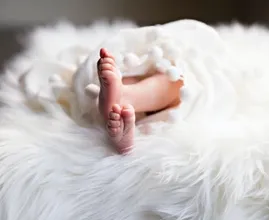 Kobieta jest przekonana, że ma kamienie nerkowe, jednak okazuje się, że jest w ciąży z trojaczkami