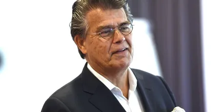 Emile Ratelband (72) wordt voor de negende keer vader