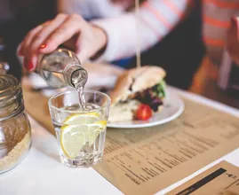 1 Liter, 2 Liter? Wie viel Wasser am Tag benötigt dein Körper wirklich?!