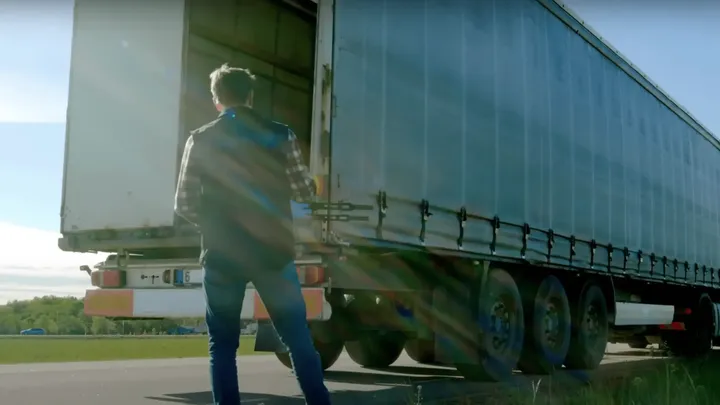 L'autista di un camion si prende una dolce rivincita contro la ricca donna che gli ha bloccato la strada