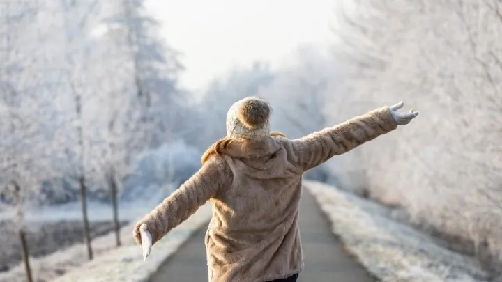 Om deze 6 redenen is wandelen in de winter extra goed voor je