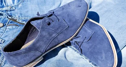 Vlekken op je suède schoenen? Met deze simpele truc verwijder je ze