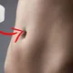 Heel apart: dít is wat er gebeurt als je een in alcohol gedrenkt watje in je navel legt!
