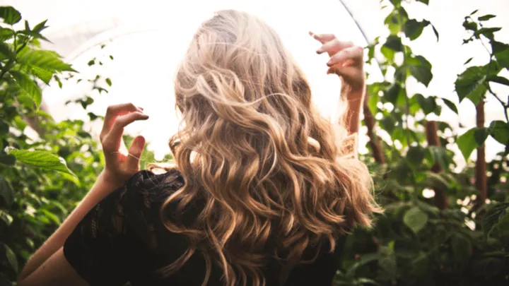Perché i capelli diventano più scuri quando si invecchia?