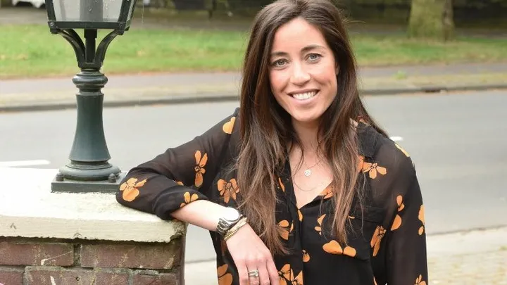 Naomi van As deelt prachtige kiekje van dochtertje Kae met ondeugende blik