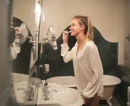 Tandenpoetsen onder de douche? Dit is waarom dat geen goed idee is