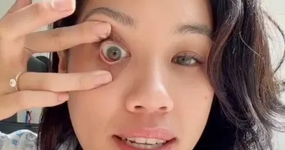 有名なTikTokkerがコンタクトレンズを超高速で外す裏技を公開