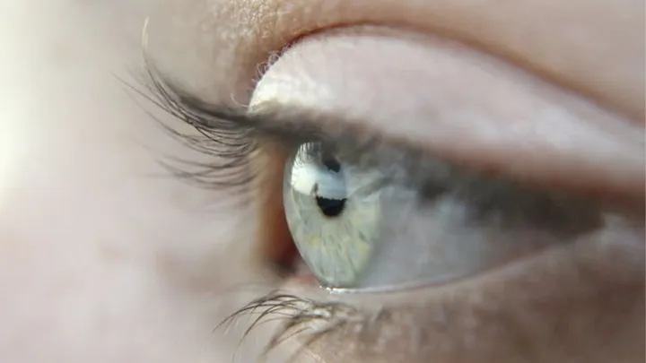 S’endormir sans retirer ses lentilles de contact ? Voici ce qu’il peut arriver à vos yeux