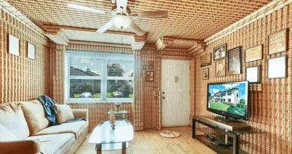 Casa dos sonhos: essa casa está completamente coberta com latas de cerveja