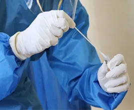 Moet je je laten testen als je coronaklachten hebt maar al gevaccineerd bent?