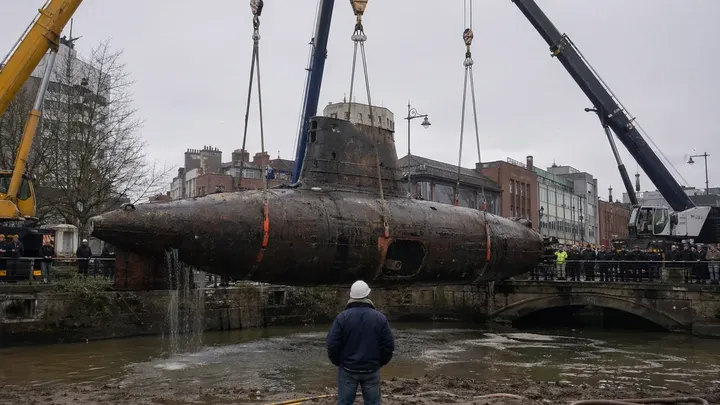 Onderzeeër duikt op in het midden van de stad - Onderhoudswerkers nemen een kijkje binnenin