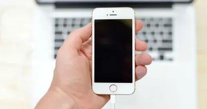 Handig! Dankzij deze tips gaat je iPhone-oplader niet meer stuk!
