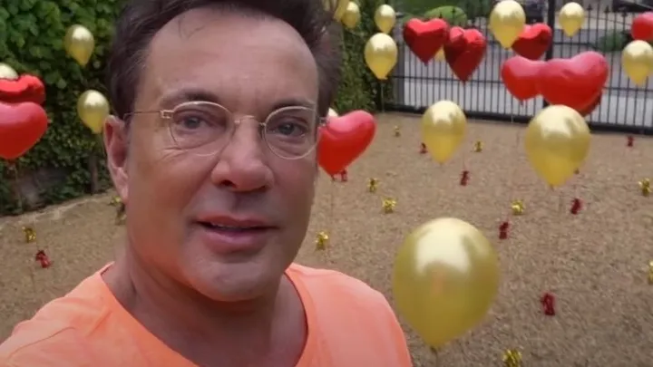 Hoe schattig! Gerard Joling brengt ode aan jarige moeder