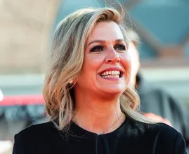 Máxima wordt 50 jaar en krijgt van PostNL velletje postzegels cadeau