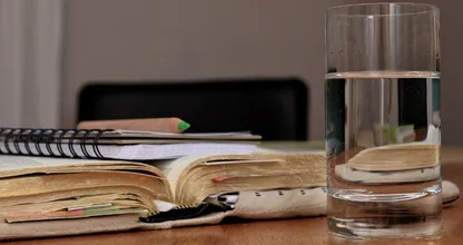 Warum du Wasser das die ganze Nacht stand nicht mehr trinken solltest