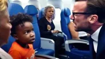 ¡Este hombre se hartó! Mira cómo le dio una lección a un niño que pateaba su asiento y a su madre.