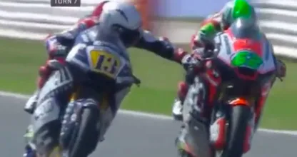 Video: Moto2-coureur knijpt tijdens race in rem van tegenstander