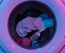 Zo zorg je ervoor dat verkleurde was zijn eigen kleur terugkrijgt