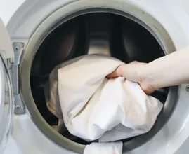 Zo ontstaan weervlekken in kleding en dit kun je eraan doen