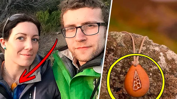 Mężczyzna tworzy naszyjnik dla swojej dziewczyny, która jest oszołomiona, gdy odkrywa, co jest w środku