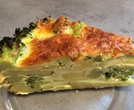 Lecker, gesund und schon innerhalb einer 30 Minuten fertig: herzhafte Torte mit Brokkoli und Kartoffeln.
