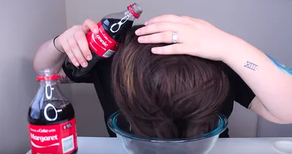 Sie wäscht ihre Haare jeden Tag mit Coca-Cola und das passiert!
