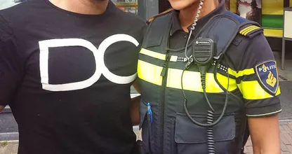Zo ben je politieagente en zo ben je een topmodel! De politie is je beste vriend!